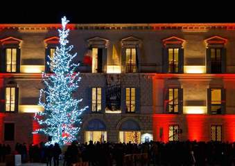 FOTO. «Illuminotrani»: fra villa, piazze e corso, una raffica di luci e colori ha piacevolmente aperto il Natale