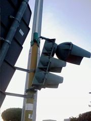 Incrocio sulla Trani-Corato, i tir danneggiano segnali ed un semaforo. E l'amministrazione potrebbe anche sopprimere la pista ciclabile