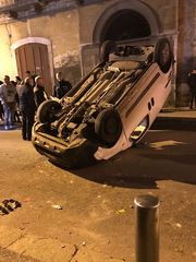 Trani, furgone si ribalta su auto parcheggiate: ingenti danni, ma nessun ferito