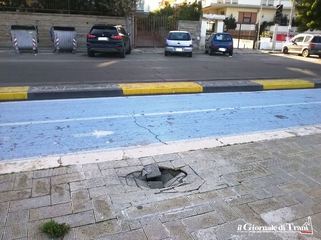 Cadono piccole meteoriti su Trani? Due profondi crateri si sono aperti sul lungomare Cristoforo Colombo