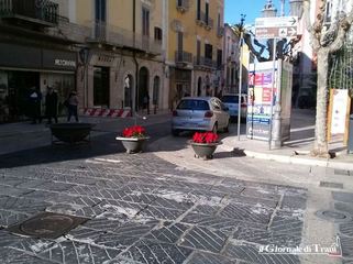 Nuovi arredi natalizi a Trani: è la volta di piazza Albanese e via Mario Pagano