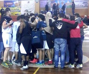 Il derby di Trani si colora prima di bianconero, poi di fratellanza: Avis-Juve 42-55, con abbraccio collettivo finale