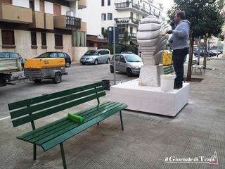 Piazza Cezza, la statua è tornata come nuova. Risplende la pietra di Trani, ma c'è anche chi non gradisce e minaccia denunce