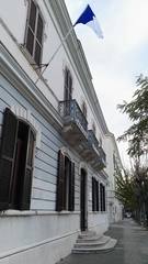 E sul palazzo dell'Amet spunta una bandiera di Trani. Mazzilli: «L'azienda è nostra, difendiamola»