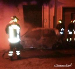 Trani, fuoco nella notte in via Molinaro: distrutta un'auto e danneggiata un'altra da un incendio, forse, doloso. Intossicati alcuni inquilini