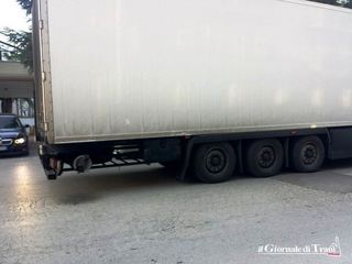Trani, tir striscia vettura in doppia fila in corso Sturzo: nessun ferito, ma più di un interrogativo