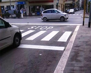 Strisce pedonali e segnaletica agli incroci, lavori in corso per le strade di Trani