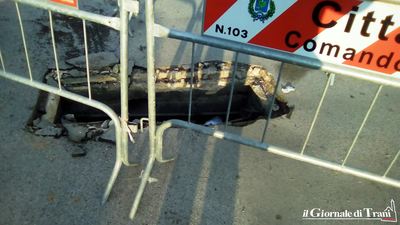 Trani, tombino danneggiato in via Scanderbeg. Rimosso il chiusino, da oltre una settimana c'è un gran buco al centro della strada