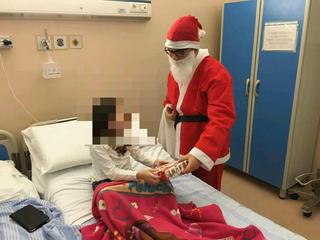 Da Trani, i doni del sorriso: regali della parrocchia Santa Chiara ai piccoli pazienti del «Giovanni XXIII»