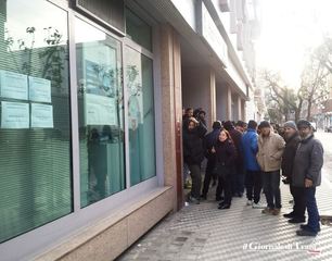 Trani, frantumato ogni record: primo della fila del «fitto casa» dall'una di notte. Storie di disagio nell'attesa del contributo