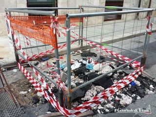 Trani, in via de Roggiero lo scavo è diventato pattumiera: un lavoro di poche ore bloccato da un mese e mezzo