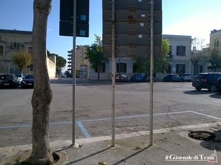 Trani, rimossa l'ultima cabina telefonica di piazza Plebiscito. Quelle rimaste si possono ormai contare sulle dita di una mano