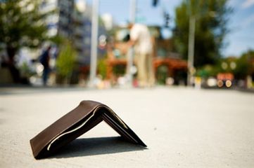 Ritrovano portafoglio con un'intera rata di mutuo da 700 euro: tutto restituito alla Polizia locale di Trani