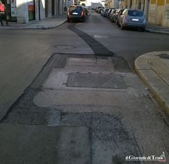 Trani, proseguono i ripristini post fibra ottica. E miracolo in via Cittadella: risistemato (in parte) il manto stradale dissestato