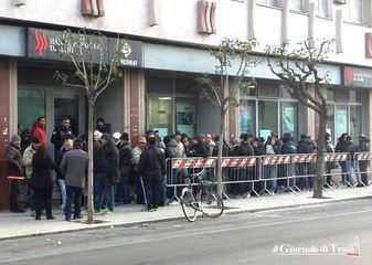 Attendono due ore in coda, poi scoprono che i soldi li riceveranno sul conto: fitto casa a Trani, è il momento degli imprevisti