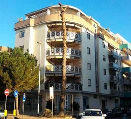 Messa in sicurezza di un pino e storie di corsi chiusi, lamentele da via De Gasperi: «Da noi niente Natale, sono andati tutti al centro e gli affari sono andati male»