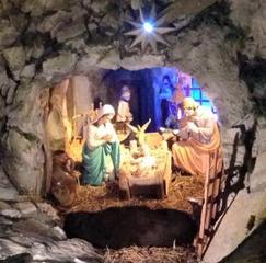 Trani religiosa. L'Arcivescovo benedice, Nerone custodisce. Foto e video dal presepe di piazza Libertà