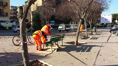 Piazza Cezza, dopo il monumento anche le panchine: ripitturate dagli operai dei 