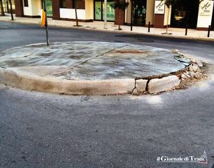 Trani, rotatorie di via Istria, ci risiamo: sgretolata una porzione del cordolo di una delle rotonde