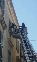 Forte vento a Trani, danni in città. I vigili del fuoco mettono in sicurezza una finestra del palazzo del Tribunale