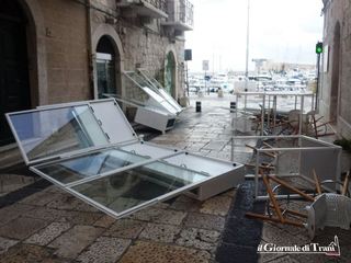 Forte vento a Trani, in via Zanardelli vola via gazebo di locale: era stato montato una settimana fa