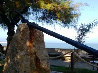 L'ancora nella villa di Trani sei mesi dopo: manufatto ok, ma cola ruggine su pietra e ghiaia