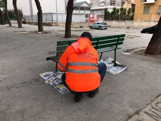 Trani, gli operai dei cantieri sociali in azione in piazza Kolbe. A breve, nuove colmature di buche
