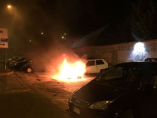 Autocombustione, vettura improvvisamente in fiamme nei pressi dello stadio di Trani. Illesa la conducente