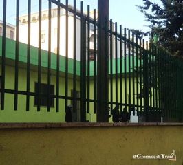 Scuole riaperte a Trani, ma alla Collodi il gelo blocca i motori del riscaldamento: molti genitori riportano i figli a casa