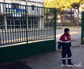 Scuole riaperte a Trani, alla Baldassarre i teppisti colpiscono ancora: rotte due finestre nella notte con bastoni e pietre