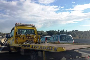 Motocarro perde vasca da bagno fra Trani e Bisceglie: danni ai soli veicoli