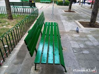 La squadra dei cantieri sociali di Trani ancora in azione: interventi di pitturazione anche in piazza Dante