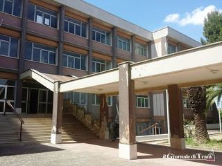 I ladri, questa volta, sbagliano scuola: entrano nel De Bello e ci trovano solo i plichi elettorali del Tribunale di Trani