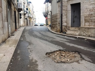 Dopo neve e pioggia, restano le buche: Trani, il nuovo tormentone è quello di sempre