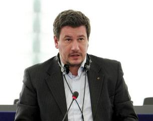 Pugni a Silvestris fuori della sua farmacia, a Bisceglie: accertamenti in corso sul suo stato di salute. Carabinieri sulle tracce dell'aggressore