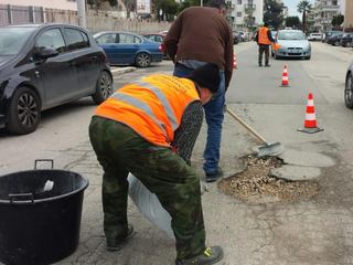 Buche a Trani «sì», gli operai dei Cantieri sociali al lavoro in molte strade per la colmatura