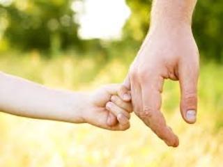 Sostegno ai genitori adottivi e alle famiglie affidatarie, nasce a Trani il comitato “Teniamoci per mano”