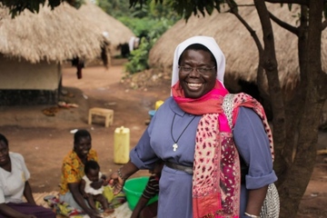 A Trani la religiosa che dà sollievo alle donne soldato: la testimonianza di suor Rosemary con i ragazzi della Rocca-Bovio-Palumbo