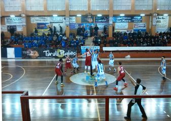La Fortitudo incanta per oltre metà gara, poi si disunisce e perde il derby: Trani-Barletta 74-77