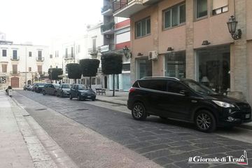 Trani, sfilata d'auto in via San Giorgio: strada chiusa al traffico, ma non per tutti