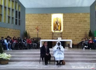 VIDEO. A Trani, «per la prima volta davanti ad un pubblico di soli ragazzi», la testimonianza della missionaria ugandese Rosemary Nyirumbe