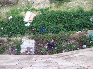 FOTO. Il castello di Trani circondato da un fossato pattumiera: nostro viaggio fra oblio e degrado