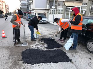 Cantieri sociali in azione anche nel fine settimana: molte buche colmate a Trani nord