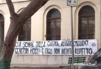 AGGIORNATO. Trani, spunta uno striscione di Casa Pound contro gli immigrati: rimosso stamattina. Il movimento: «Il nostro rispetto ai siriani»