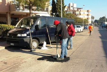 Buche a Trani, proseguono i lavori di colmatura grazie alle squadre dei 