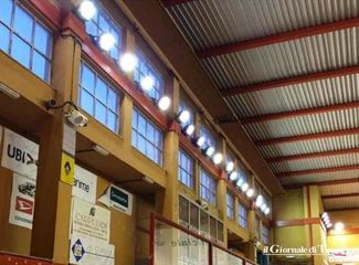 Dopo le docce fredde, negli spogliatoi del palazzetto di Trani anche le luci spente: ci si aiuta con i telefonini