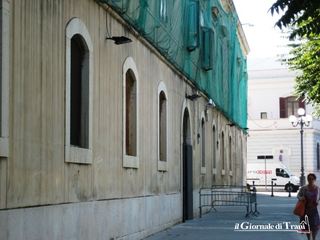 Cercano prove delle estorsioni a Trani, trovano droga e lei dà in escandescenze: in carcere anche la madre di uno degli arrestati