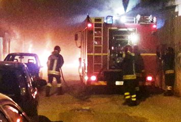FOTO e VIDEO. Trani, principio d'incendio su auto in marcia in viale Germania: il conducente l'abbandona e le vetture distrutte dalle fiamme diventano due