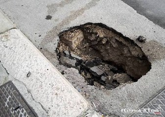 Trani, possibile rottura della fogna nera: cedimento non segnalato nei pressi della chiesa di San Michele
