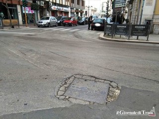 Tombino a rischio nell'incrocio più centrale di Trani: i residenti protestano per le molestie notturne